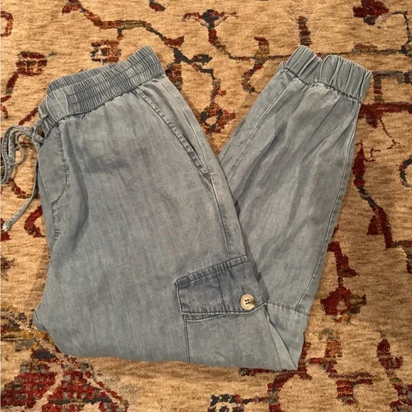 Dress Forum Los Angeles Women’s Light Wash Denim Cargo Joggers - Picture 10 of 12